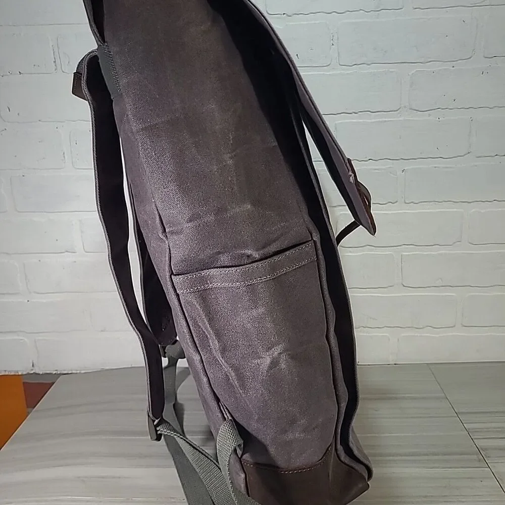 Dungeons & Dragons‎ / Magic The Gather Gray /Brown Leather Waxed Canvas Backpack